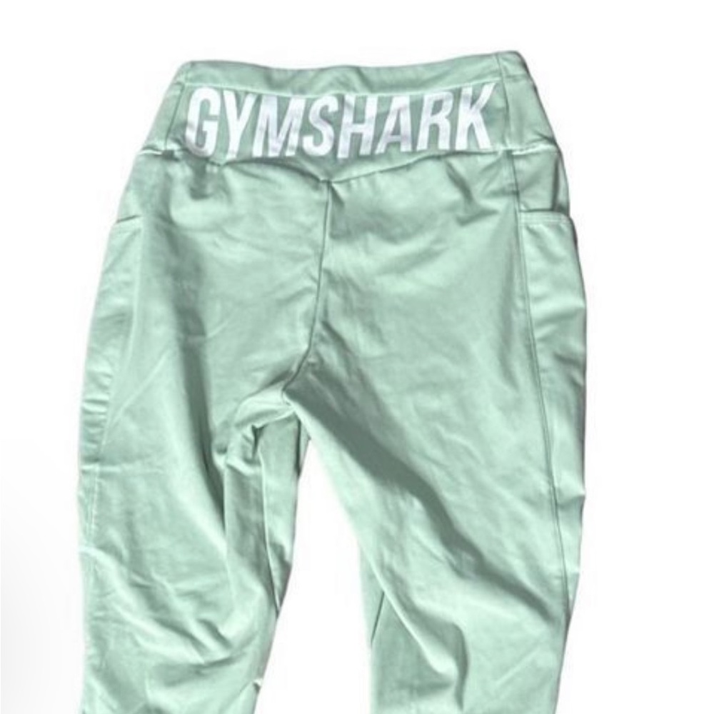 Gym shark leggings
